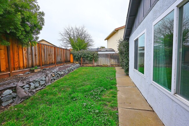 Building Photo - $3450 / 3 BR 2 BTH CHARMING LIVERMORE SING...