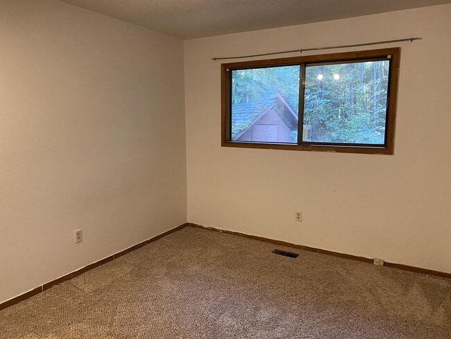 Building Photo - 2558 Troy Ct