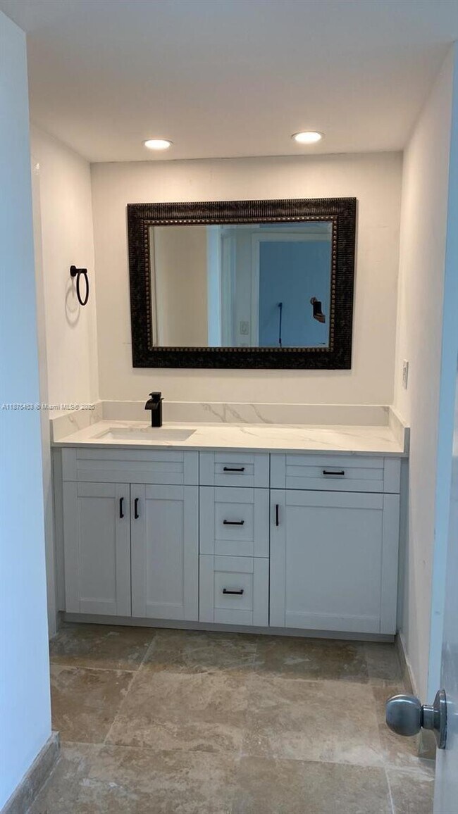 Building Photo - 500 Bayview Dr