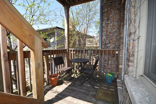 Building Photo - UK Village Updated 1 BED. Separate Living/Dining Rooms. Free Internet/DirecTV. Laundry. DECK. Yard.