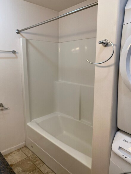 Building Photo - 305 Sarah St