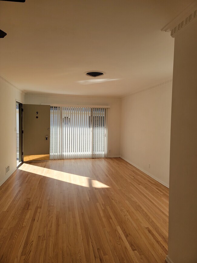 Building Photo - 8206 De Longpre Ave