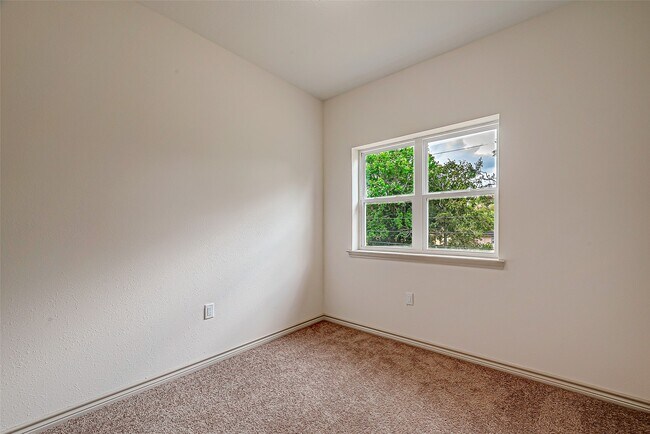 Building Photo - 5530 Hirondel St