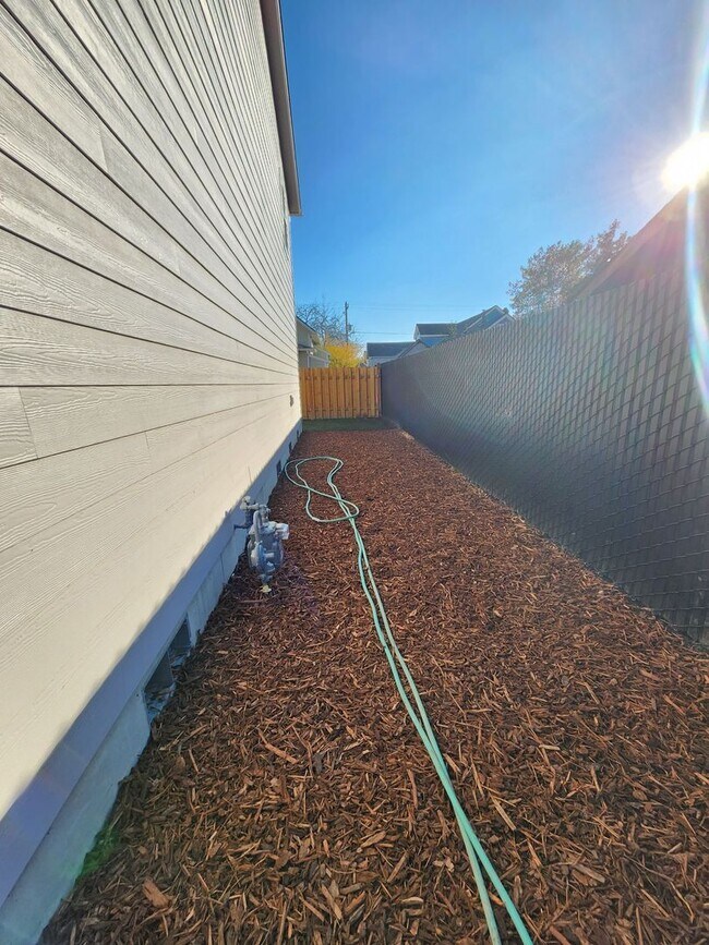 Building Photo - 6th Ave SE Duplex