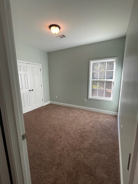 Building Photo - 570 Brewer Dr