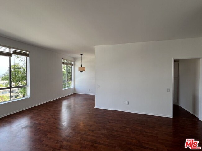 Building Photo - 622 S Barrington Ave