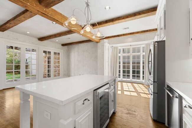 Building Photo - Elegant Living Minutes from the Medical Ce...