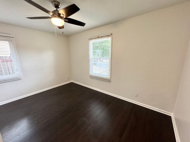 Building Photo - Fabulous 3 bedroom 1 bathroom updated home