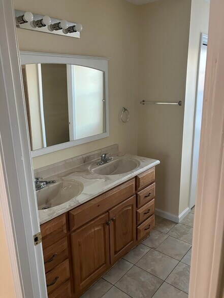 Master bath - 916 N Frederick St