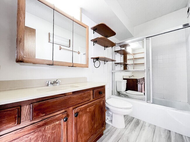 Building Photo - Centrally Located Honolulu Condo with Assigned Parking & A/C