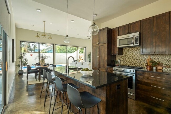 Building Photo - 2017 Kinney Ave