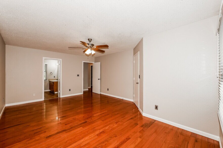 Building Photo - 4008 Crabtree Ct