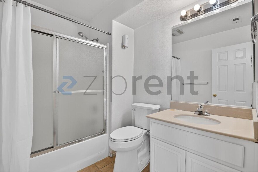 Building Photo - 703 Diamond Dr