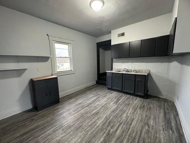 Building Photo - 1206 Martin St