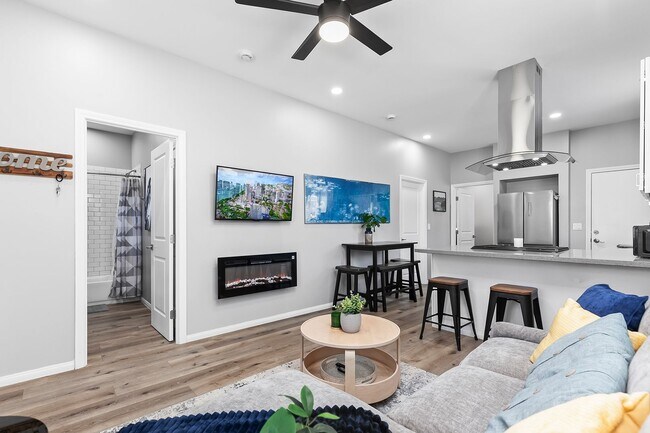 Building Photo - Newly furnished and remodeled 2 bed 2 bath!