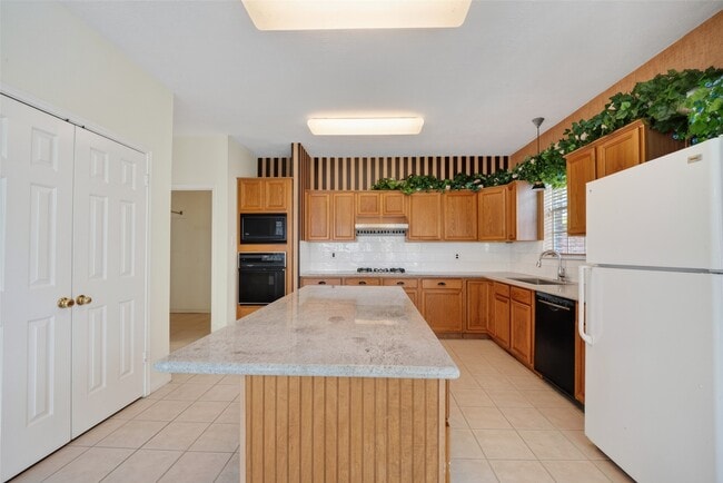 Building Photo - 2411 Charter Oaks Ct