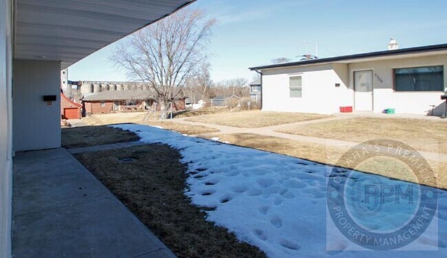 Building Photo - 3309 S 32nd Ave