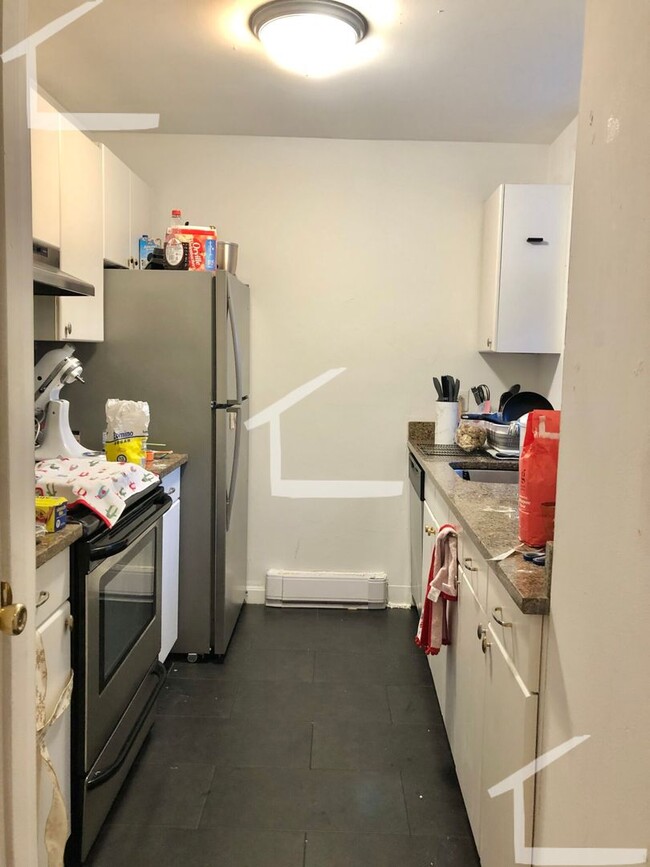 Building Photo - 9/1 Updated, spacious 3BR in South End nea...