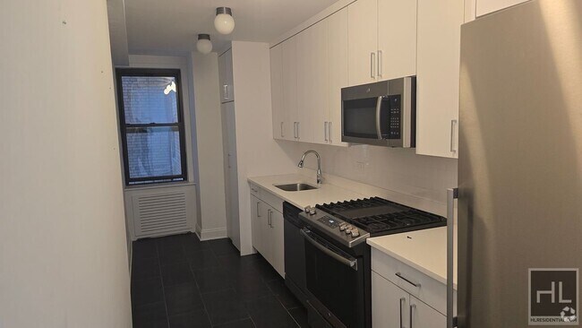 Building Photo - 20-25 5th Ave