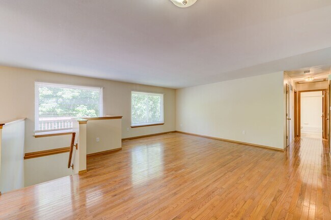 Building Photo - 650 Top Notch Ln