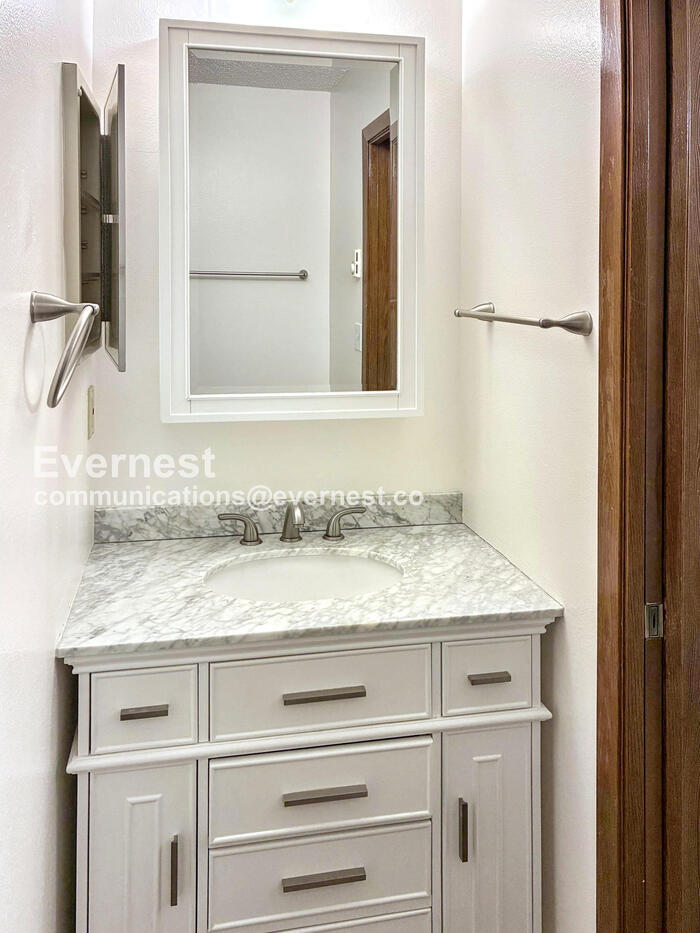 Building Photo - 1301 University Ave