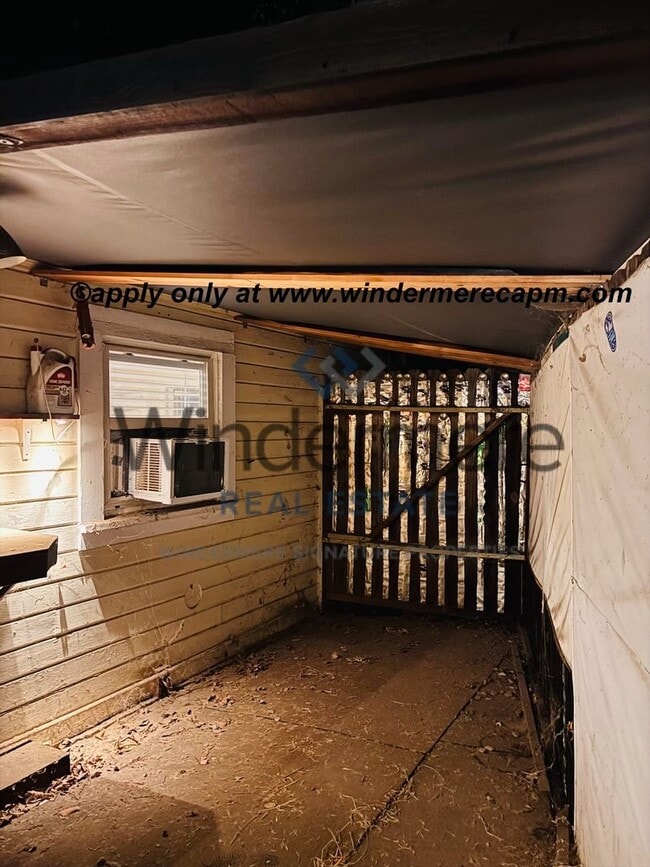 Building Photo - Charming studio home in North Oak Park