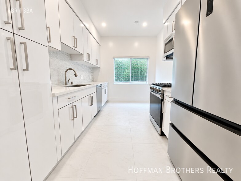 Building Photo - 329 S Doheny Dr