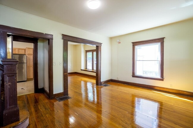 Building Photo - AVAILABLE 7/1/26 - Spacious Single Family ...
