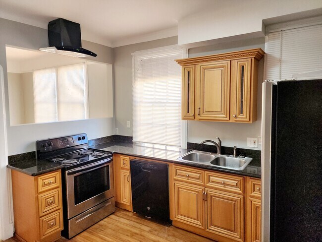 Building Photo - 2333 Pauline St