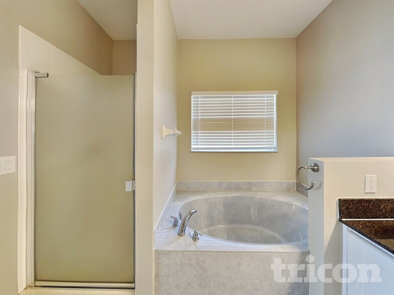 Building Photo - 9 Point Pl