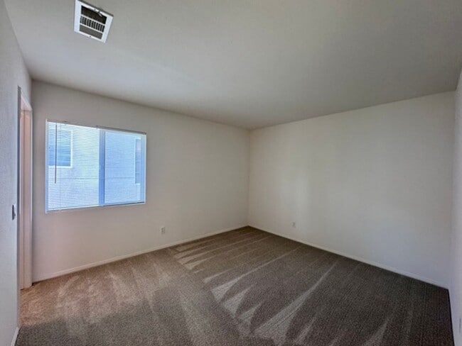 Building Photo - Beautiful 3 Bedroom two story South Temecu...