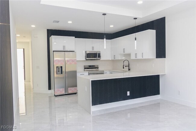 Building Photo - 843 Duplex St E