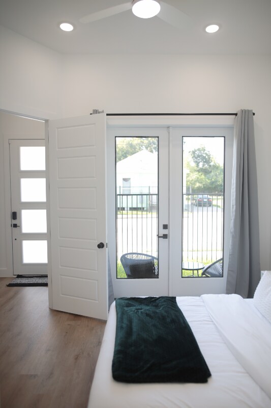 Building Photo - 1303 Bayou St