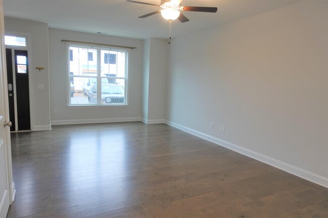 Building Photo - 124 Creekland Wy