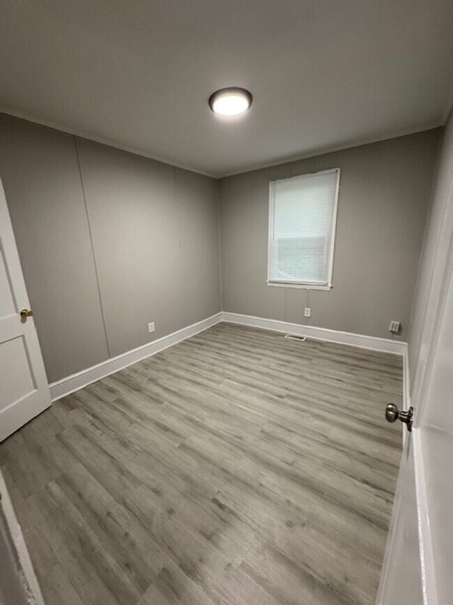 Building Photo - 3 Bedroom 1 bath  Remodeled Home
