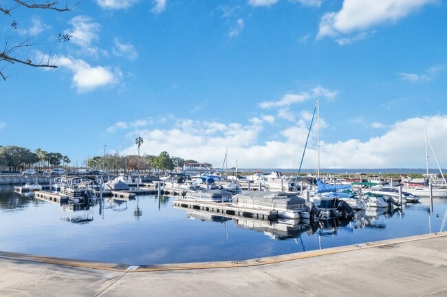 Building Photo - Charming 2/2 Spacious Home with/ 1 Car Garage in St. Cloud Close to the Lakefront Park