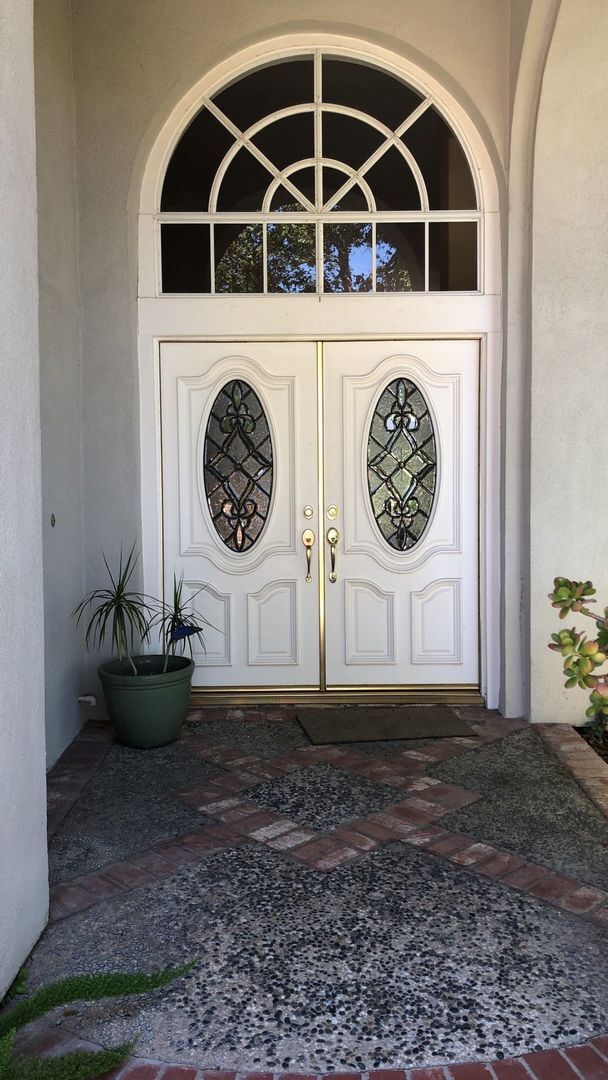 Building Photo - Stunning Sierra Del pro view home!