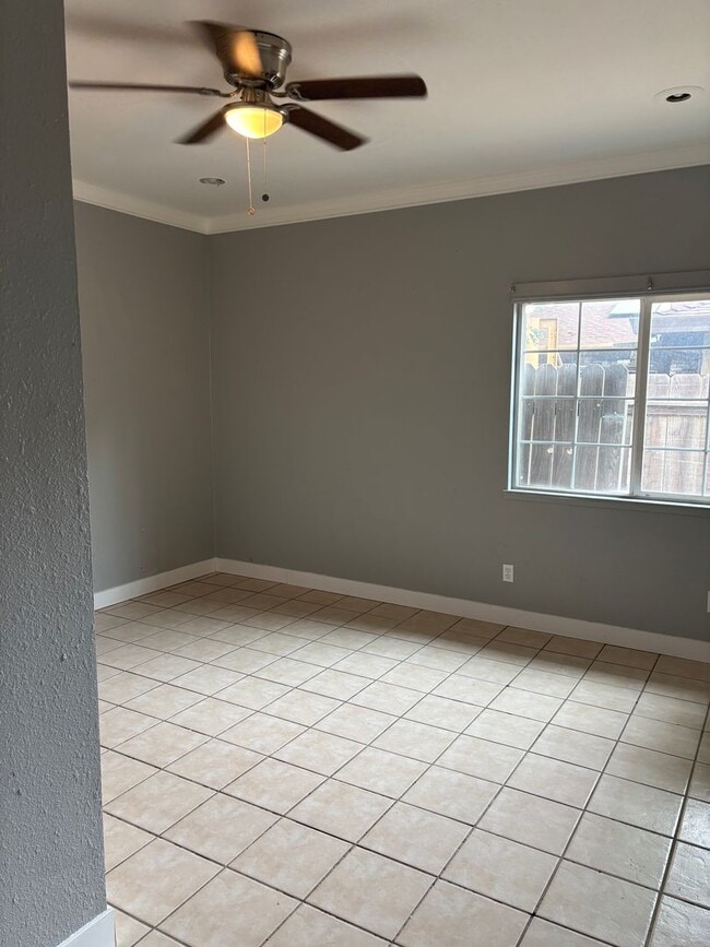 Building Photo - 17 Hollis Ln