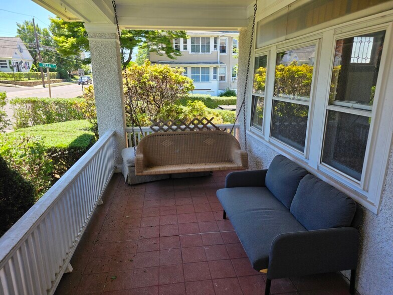 Building Photo - 494 Villa Ave