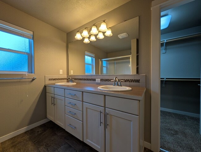 Building Photo - Beautiful 3-Bedroom, 2.5-Bath Home In the ...
