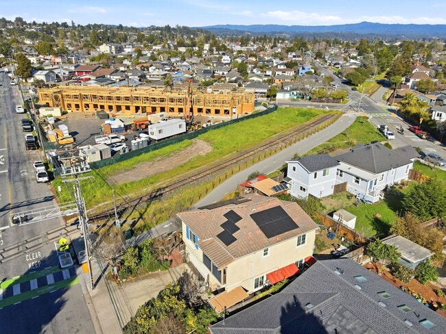 Building Photo - 820 Almar Ave