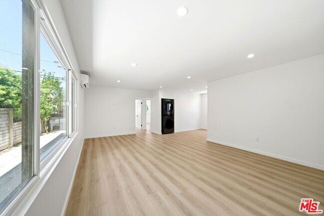 Building Photo - 333 6th Ave