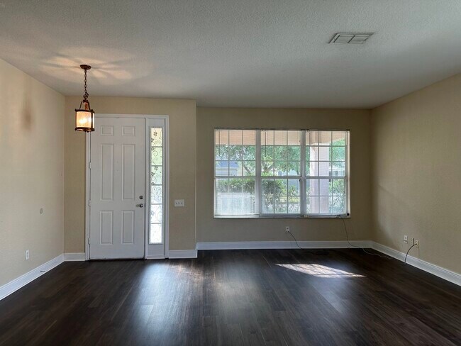 Building Photo - 2211 Pine Oaks Tr