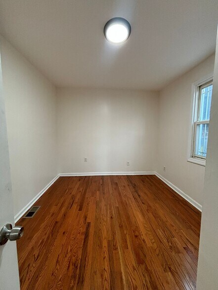 Building Photo - 652 S 11th St