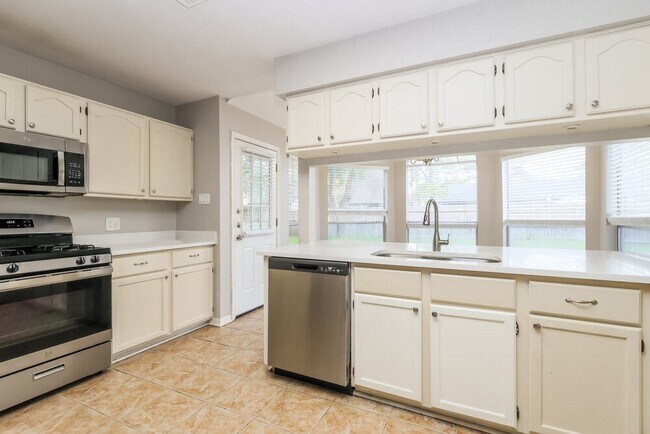 Building Photo - 2711 Knollbrook Ln