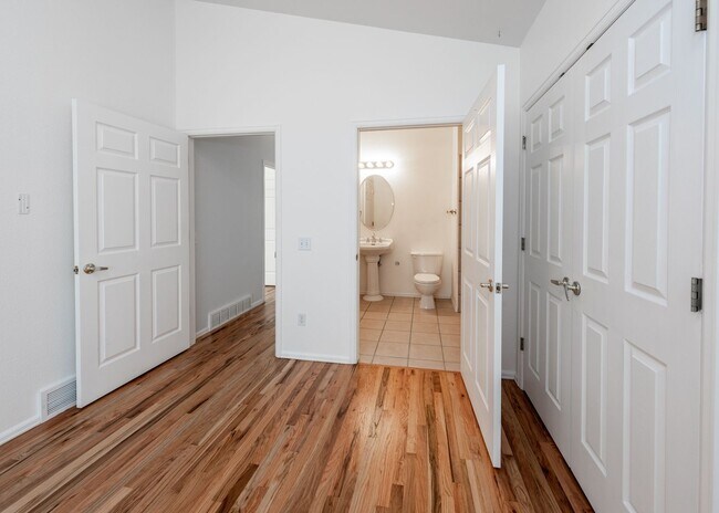 Building Photo - 4 Bed Rancher in District 20!!!