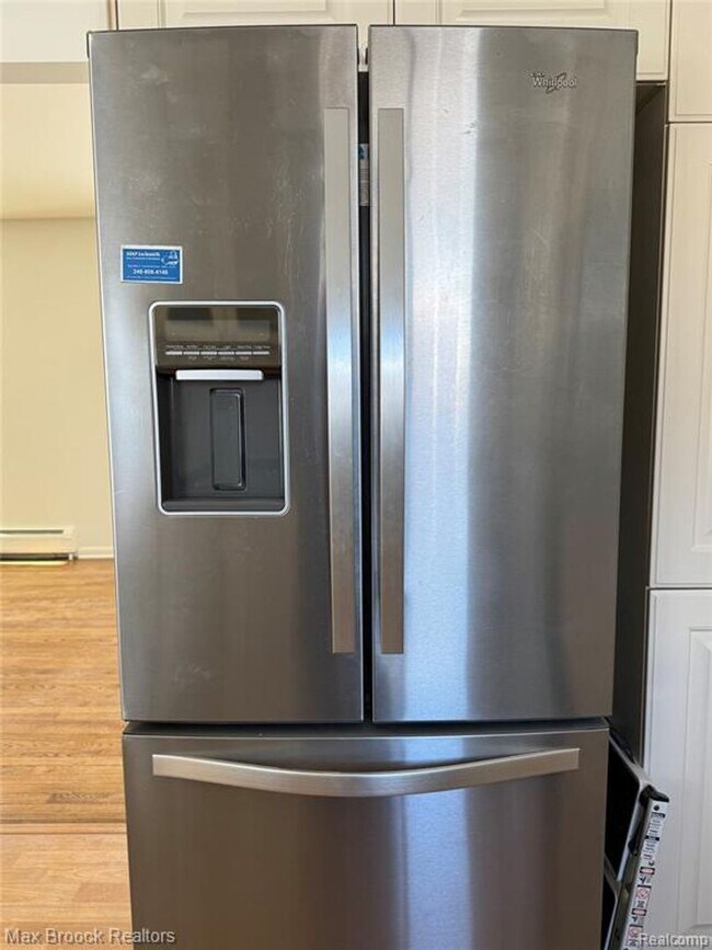 Building Photo - Beautiful mid-century modern home