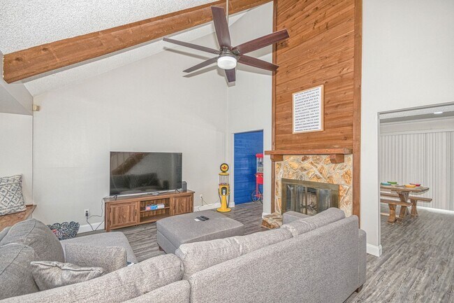 Building Photo - Large 3 bed 2 bath home with fenced backyard