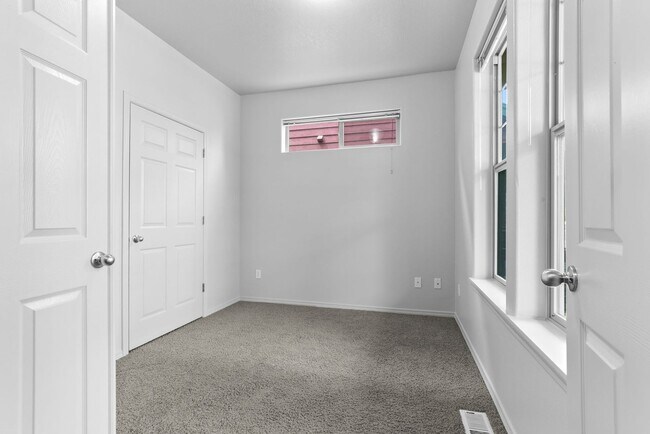 Building Photo - Available NOW Hillsboro End Unit Townhome Minutes to Intel Jones Farm, Costco, Parks 1 Small Pet OK