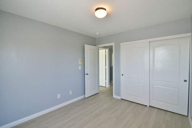 Building Photo - Spacious 4Bed/2Bath/2Car Home located in North Las Vegas w/ Pool!